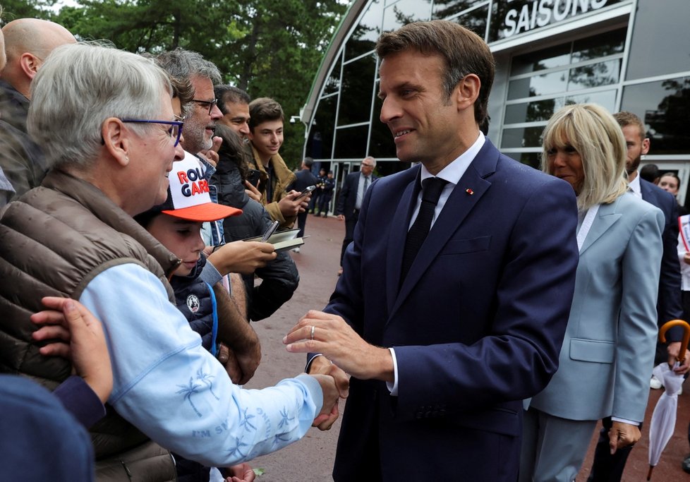 Francouzský prezident Emmanuel Macrona odevzdal hlas v doprovodu manželky Brigitte.