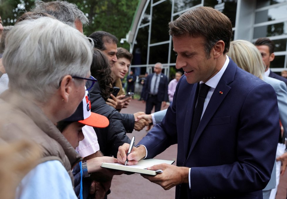 Francouzský prezident Emmanuel Macrona odevzdal hlas v doprovodu manželky Brigitte.