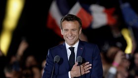 Macron uhájil vítězství jen těsně. Levice výsledky voleb zpochybňuje