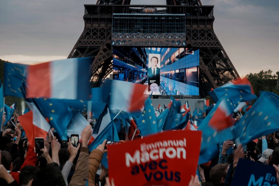 Druhé kolo prezidentských voleb ve Francii: Příznivci Emmanuela Macrona v Paříži. . (24.4.2022)