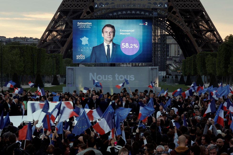 Druhé kolo prezidentských voleb ve Francii: Příznivci Emmanuela Macrona v Paříži (24.4.2022)