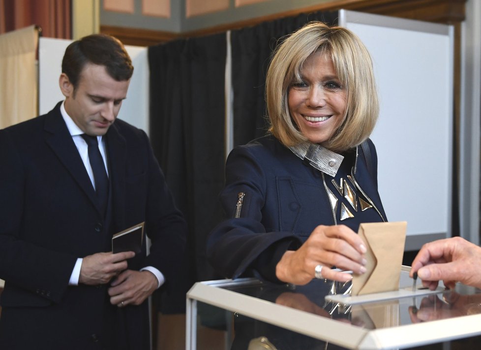 Emmanuel Macron se svou ženou Brigitte Trogneux u voleb