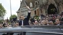 Favorizovaný kandidát Emmanuel Macron se zdraví se svými voliči. Favorizovaný kandidát Emmanuel Macron se zdraví se svými voliči.
