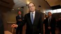 Hollande před kamerami označil volby za velmi významnou událost, která má shromáždit všechny Francouze. Ti prý nesmějí při hlasování "udělat chybu". Sám už před prvním kolem voleb podpořil Macrona. Hollande před kamerami označil volby za velmi významnou událost, která má shromáždit všechny Francouze. Ti prý nesmějí při hlasování "udělat chybu". Sám už před prvním kolem voleb podpořil Macrona.