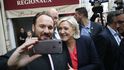 Marine Le Penová před svým volebním štábem v Paříži.