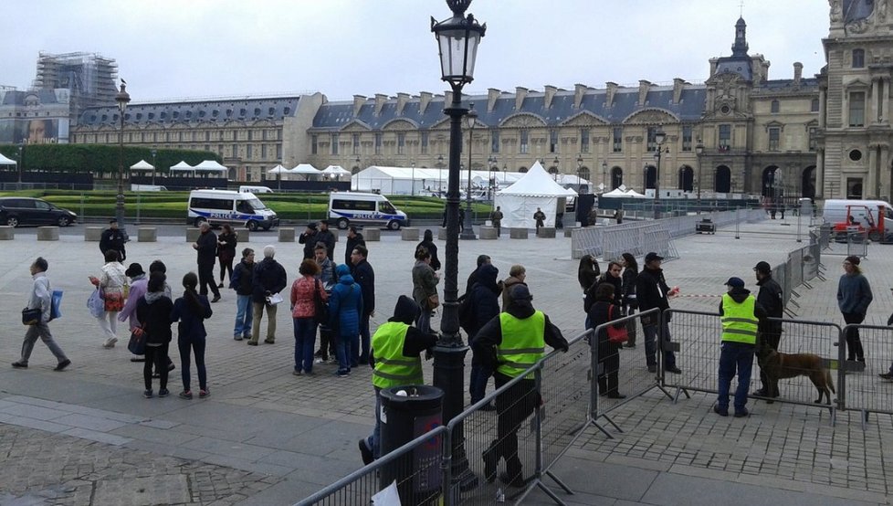 Do světoznámého muzea Louvre byla povolána policie. Kvůli bezpečnostní hrozbě.