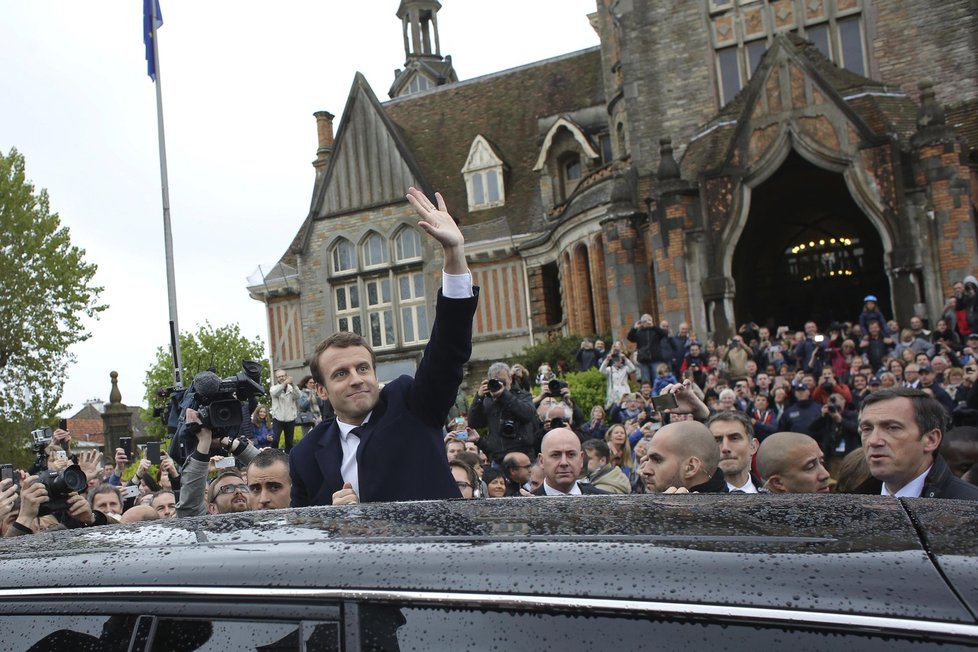 Favorizovaný kandidát Emmanuel Macron   se zdraví se svými voliči.