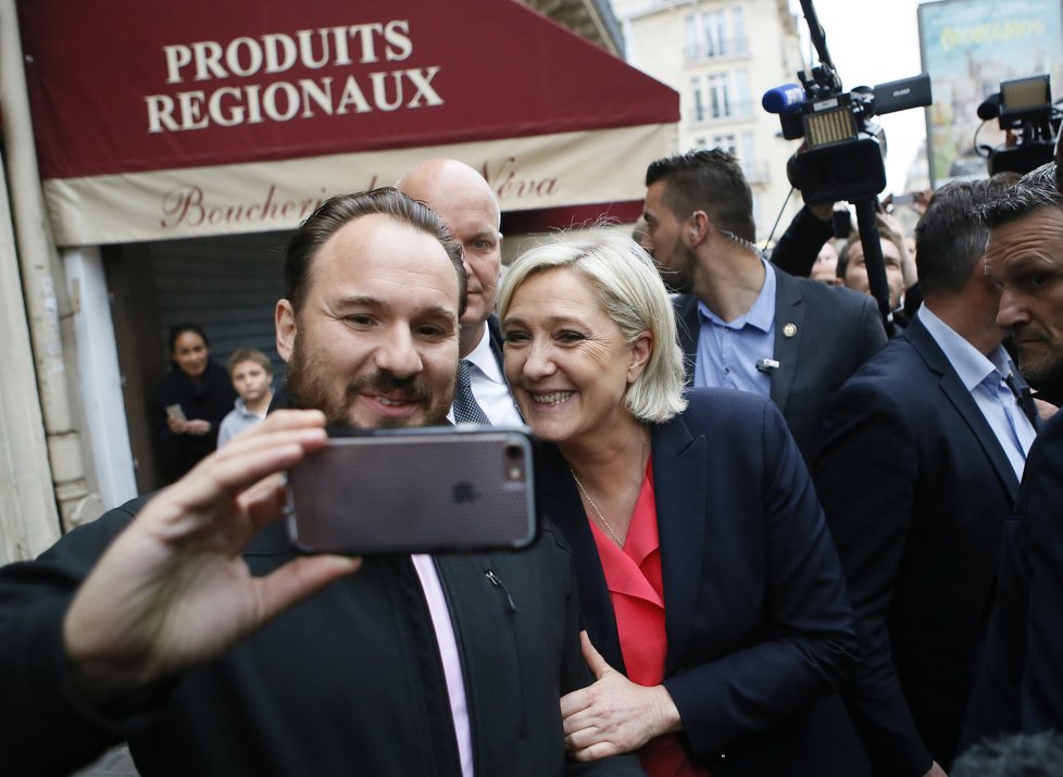 Marine Le Penová před svým volebním štábem v Paříži.