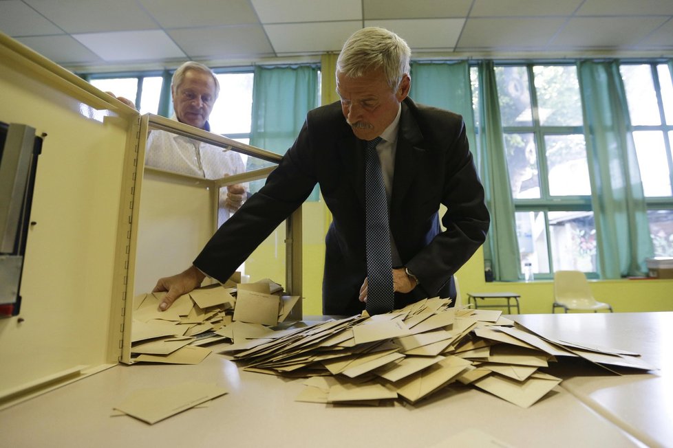 V La Penne sur Huveaune u Marseille na jihu Francie začíná sčítání hlasů.