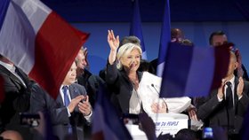 Marine Le Pen děkuje svým podporovatelům.
