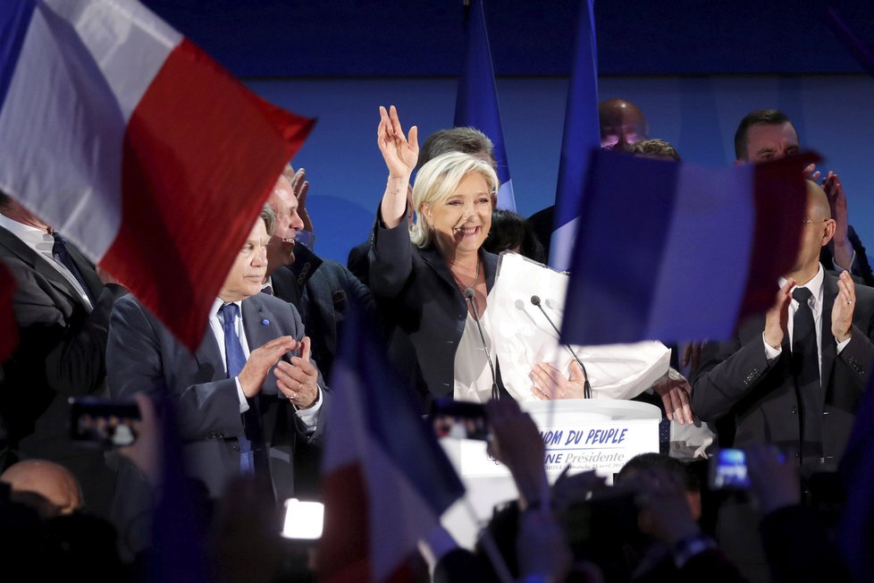Marine Le Pen děkuje svým podporovatelům.