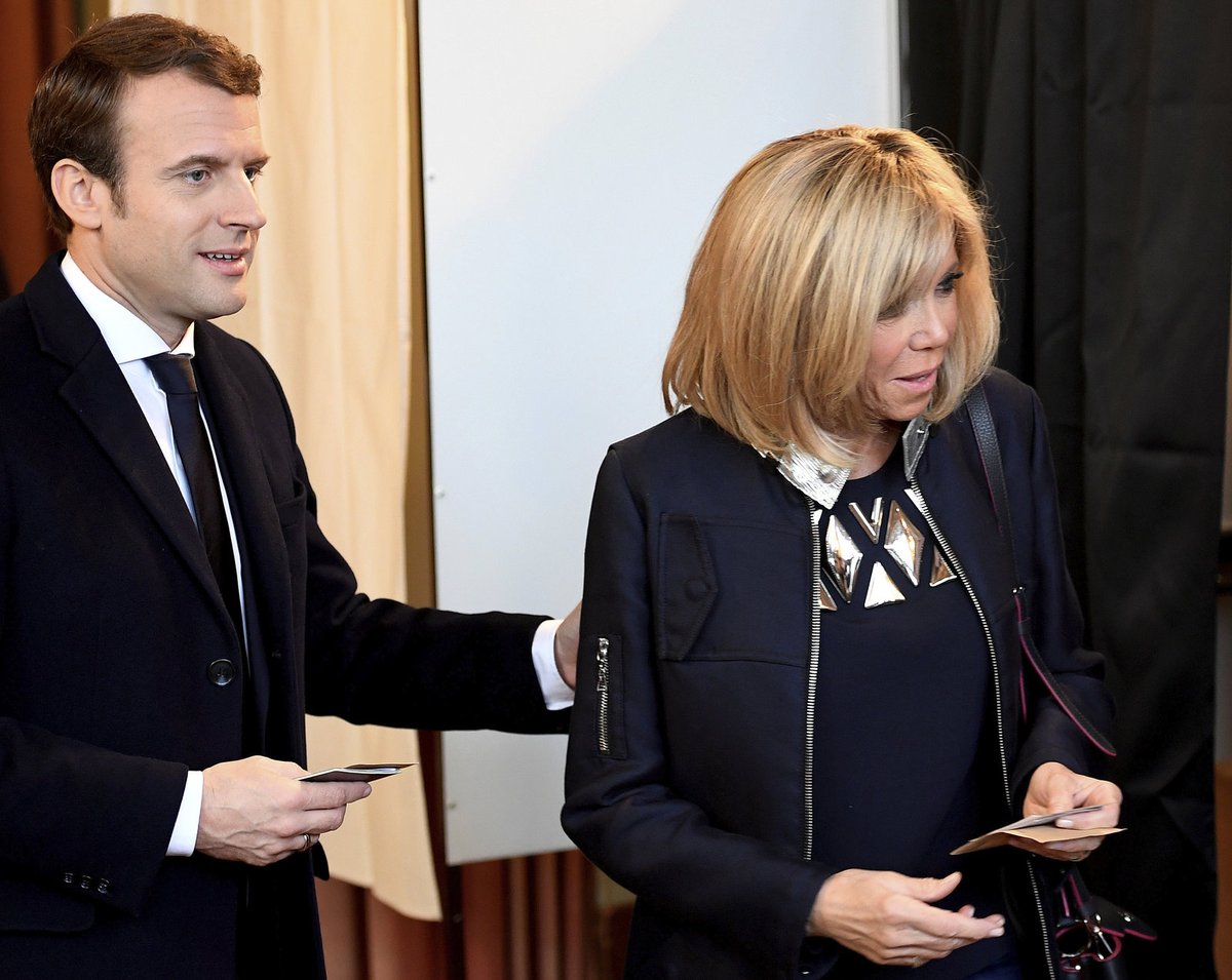 Emmanuel Macron a jeho žena.