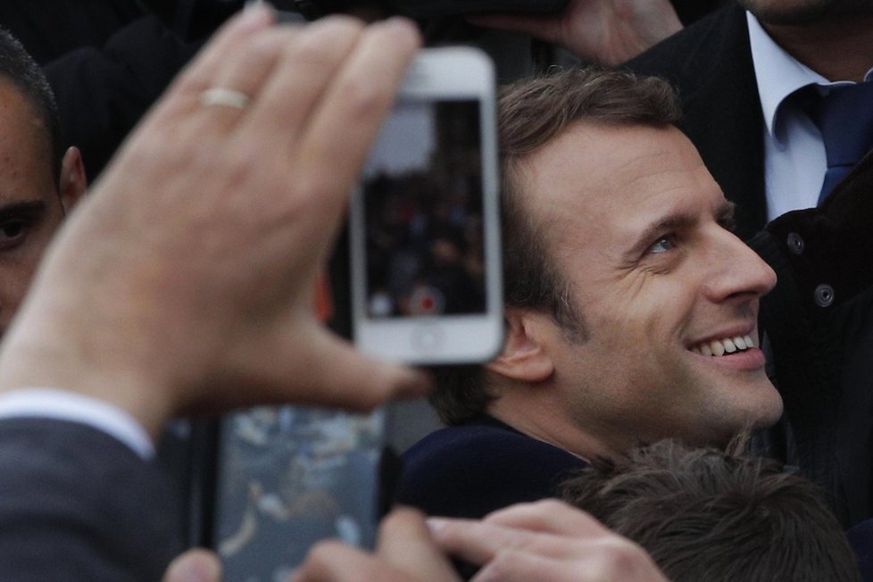 Emmanuel Macron se svou ženou Brigitte Trogneux u voleb