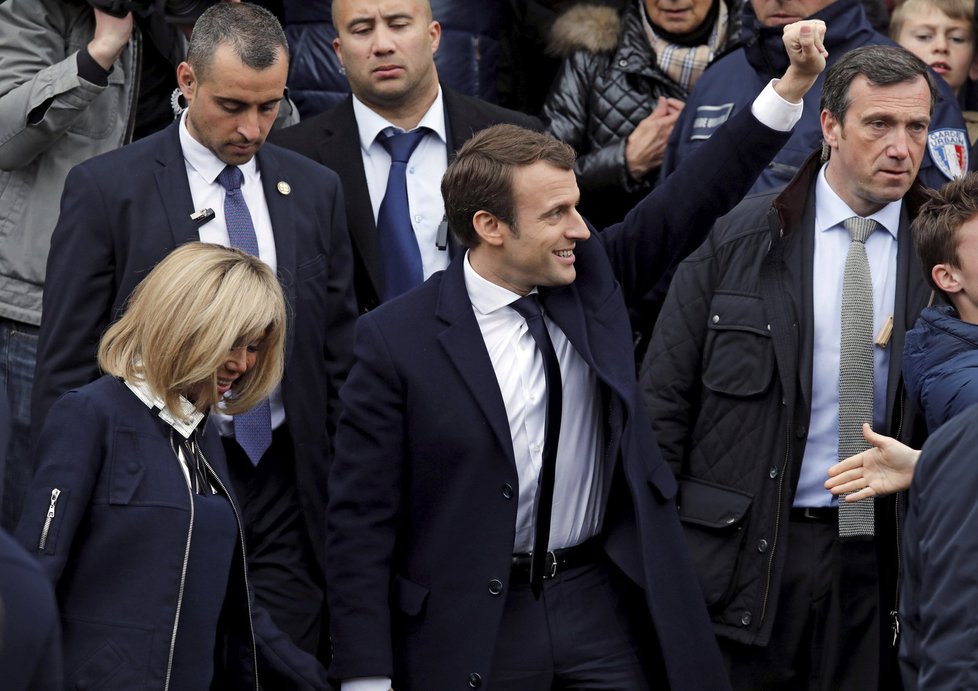 Favorit francouzských prezidentských voleb,  Emmanuel Macron se se svou ženou  Brigitte Trogneux zdraví s voliči.