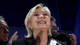 Do druhého kola postupuje i Marine Le Penová.