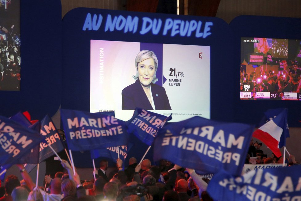Do druhého kola postoupila Marine Le Penová.