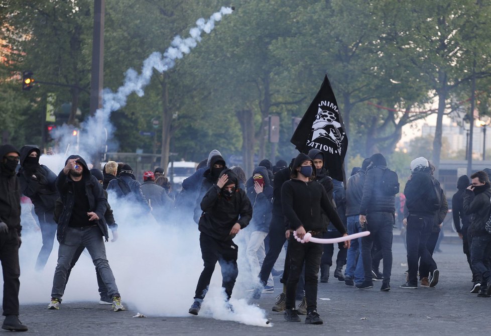 Výsledky prvního kola francouzských prezidentských voleb vyvolaly demonstrace.