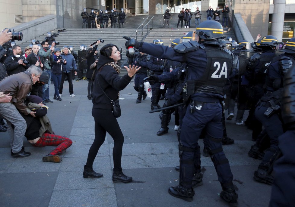 Výsledky prvního kola francouzských prezidentských voleb vyvolaly demonstrace.