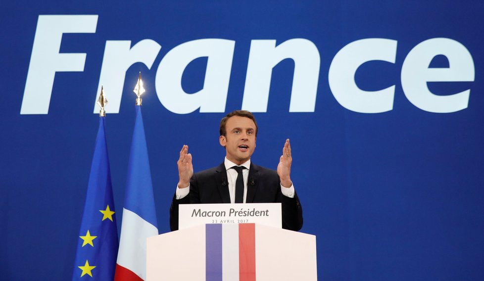 Do druhého kola francouzských voleb postoupil Emmanuel Macron.