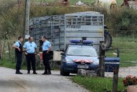 Masakr ve Francii: Holčička (4) ležela 8 hodin pod mrtvou matkou, než ji našli
