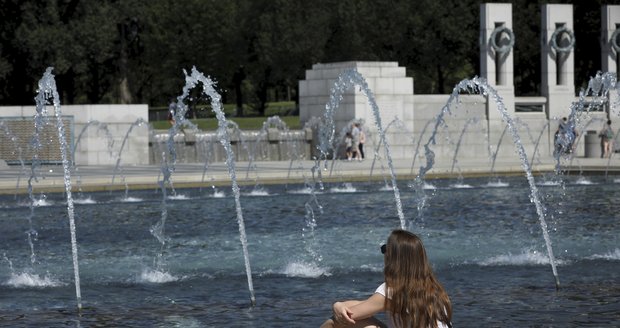 Mladík (†17) se zchladil v bazénu a zemřel. A ve Francii naměřili přes 45 °C