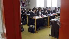 Šest škol ve francouzském městě Provins zavedlo nošení uniforem.