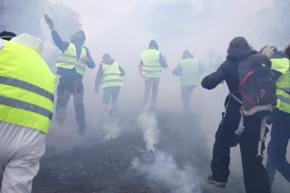 Ve Francii probíhají protesty proti zdražování pohonných hmot (24.11.2018)