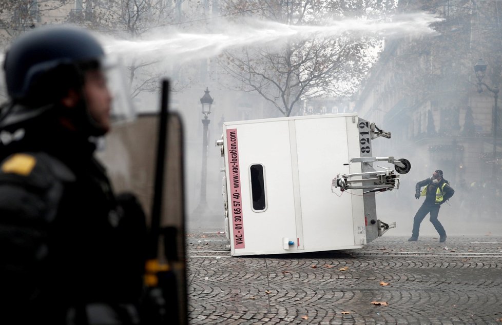 Ve Francii probíhají protesty proti zdražování pohonných hmot (24.11.2018)