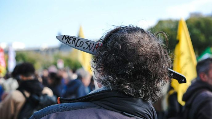 Francouzští zemědělci protestovali proti obchodní dohodě mezi Evropskou unií a jihoamerickým blokem Mercosur. Na transparentech nesli nápisy jako „Mercosur zrazuje naši kulturu“. Francouzští zemědělci protestovali proti obchodní dohodě mezi Evropskou unií a jihoamerickým blokem Mercosur. Na transparentech nesli nápisy jako „Mercosur zrazuje naši kulturu“.