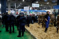 Rozlícení farmáři vtrhli na veletrh těsně před příjezdem Macrona. Zasáhla ochranka i policie