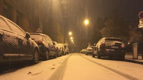 Francouze překvapilo sněžení, sníh v zemi komplikuje dopravu.