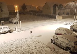 Francouze překvapilo sněžení, sníh v zemi komplikuje dopravu.