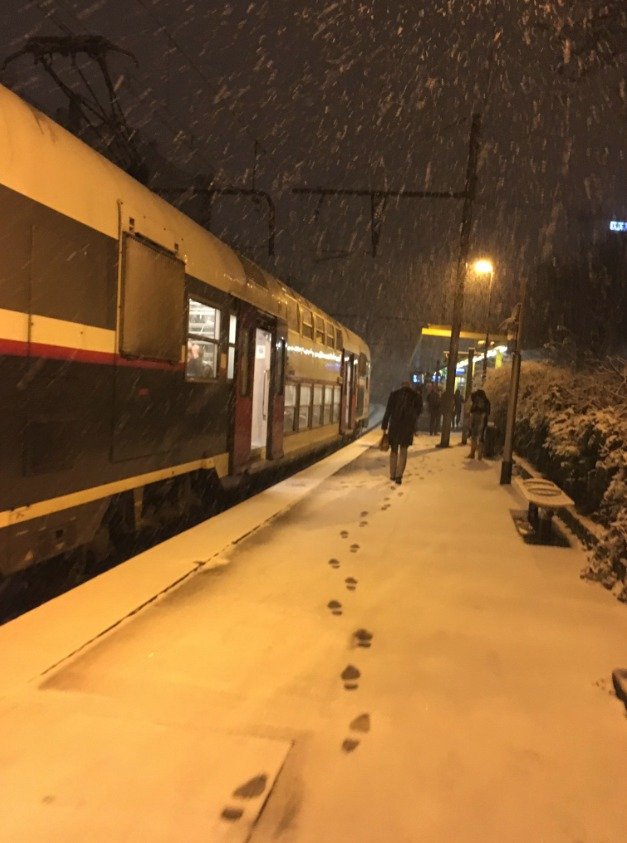 Francouze překvapilo sněžení, sníh v zemi komplikuje dopravu.
