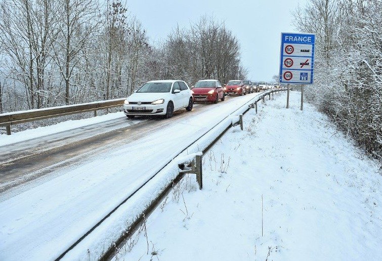 Francouze překvapilo sněžení, sníh v zemi komplikuje dopravu.