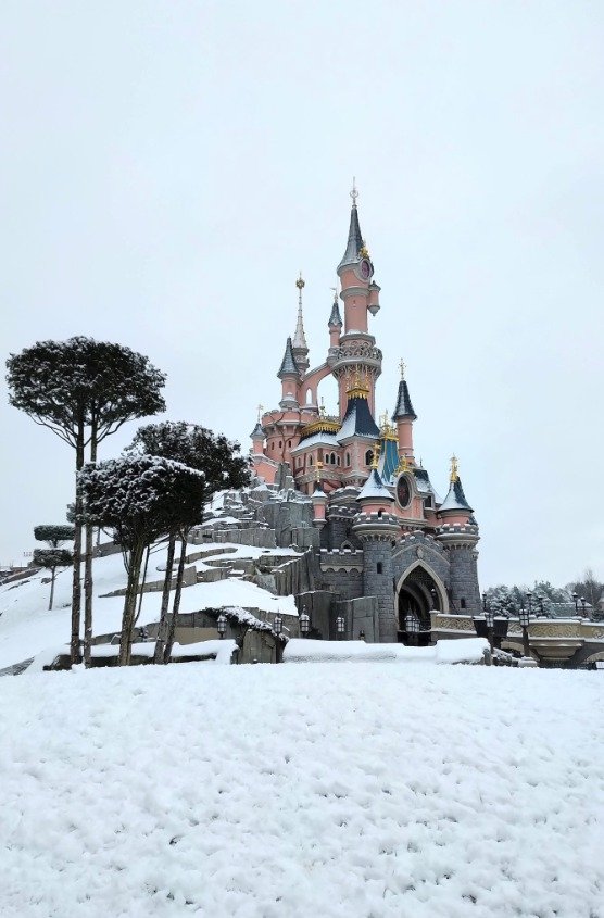 Francouze překvapilo sněžení, sníh v zemi komplikuje dopravu.