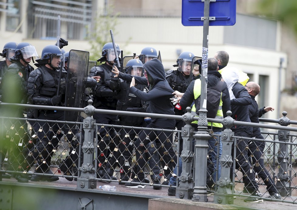 Tisíce Francouzů vyrazily po Macronových slibech opět do ulic (27. 4. 2019)