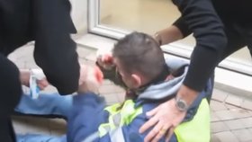 Dobrovolný hasič Olivier Beziade byl postřelen během protestu hnutí žlutých vest, lékaři ho kvůli vážnému poranění mozku uvedli do umělého spánku.