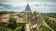 Carcassonne. Jedno z nejlépe dochovaných středověkých opevněných měst na světě leží v údolí řeky Aude zhruba na půli cesty mezi městy Toulouse a Montpellier. Unikátním zážitkem je především procházka po hradbách. Názvem města se inspirovali i tvůrci jedné z nejoblíbenějších taktických společenských her.