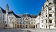 Château de Blois: Zámek Blois najdeme ve stejnojmenném městě napůl cesty mezi Orléans a Tours. Z venku zámek působí poněkud nahodile – sestává totiž z několika budov, jejichž konstrukce probíhala průběžně od 13. do 17. století. Zámek tak výborně reprezentuje hned čtyři architektonické slohy – k vidění je středověká pevnost ze 13. století, gotické křídlo Ludvíka XII., renesanční křídlo Františka I. Francouzského a klasicistní křídlo Gastona Orleánského. V roce 1429 zámek navštívila při cestě k Angličany obsazenému Orléans Johanka z Arku, které se zde dostalo požehnání od arcibiskupa remešského.