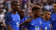 Fotbalisté Francie slaví gól do sítě Kamerunu