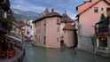 Středověcí stavitelé města Annecy rozvedli vody řeky Thiou do spleti kanálů spojených obloukovými můstky.