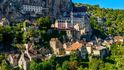 Rocamadour. Kouzelných historických městeček ve Francii najdete opravdu mnoho, jedním z nejkrásnějších je ale bezesporu světově proslulý Rocamadur. Vystavěn byl v několika úrovních na skalních útesech nad řekou Alzou a pyšní se například se vzácnou soškou černé madony.