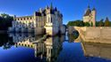 Château de Chenonceau: Ač je zámek u vesničky Chenonceaux součástí údolí Loiry, je ve skutečnosti vystavěn přímo na řece Cher, respektive na mostě, který přes ni vede. Tato architektonická rarita byla ve své současné podobě postavena v letech 1514 až 1522 a mísí se v ní pozdní gotika a raná renesance. Zámek často fungoval jako sídlo vznešených dam – sídlily zde Diana de Poiters, vdova po Jindřichu II. Kateřina Medicejská či její snacha Luisa Lotrinská, manželka Jindřicha III. Luisu zde v září 1589 zastihla zpráva o vraždě jejího manžela. Ovdovělá královna propadla depresím a v černě vymalovaných pokojích Chenonceau vybavených morbidními tapisériemi strávila příštích jedenáct let. Vedle bohaté sbírky tapisérií dnes Chenonceau nabízí také překrásné zahrady a po Versailles se jedná o druhý nejnavštěvovanější zámek v celé Francii.
