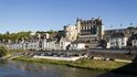 Château d’Amboise: Zámek Amboise stojí na místě původní galského oppida v Amboise nedaleko Tours. Středověký hrad si v 15. století přivlastnili francouzští králové a provedli rozsáhlou přestavbu – Amboise byl jedním z prvních francouzských zámků, kde byly uplatněny renesanční principy. Zámek má poněkud morbidní historii – Karel VII. zde zemřel, když se uhodil do hlavy o překlad nad dveřmi, nachází se zde hrobka Leonarda da Vinciho a v roce 1560 tu bylo 1200 protestantů pověšeno ze zdí zámku na železných hácích jako trest za spiknutí proti mladému Františkovi II. Vedle bohatých zahrad a interiéru nabízí Amboise také krásný výhled na Loiru.