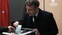 Prezident Emmanuel Macron u volební urny
