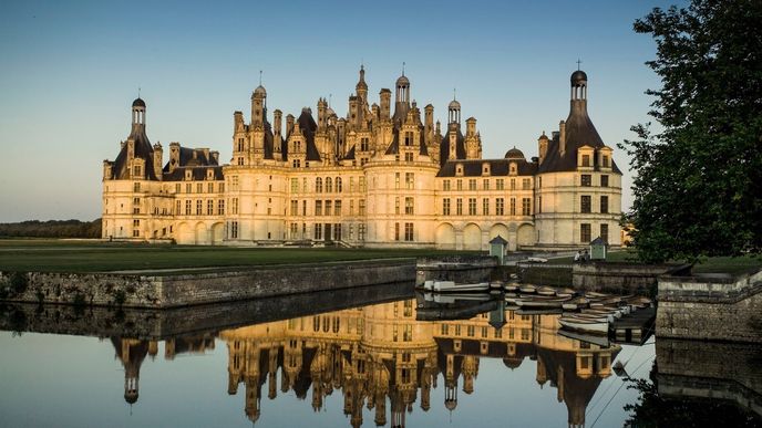 Château de Chambord: Chambord patří k nejznámějším zámkům v celé Francii a je ze zámků na Loiře největší. Stavba této opulentní perly francouzské renesance, která měla původně sloužit jako lovecké sídlo krále Františka I. Francouzského, začala v roce 1519 a původní vzhled je přisuzován italskému architektovi Domenicu da Cortonovi. Pravděpodobný je vliv Leonarda da Vinciho, který v té době působil na královském dvoře. Stavba nebyla nikdy dokončena a při pohledu na její olbřímí proporce se není co divit: šířka průčelí 128 metrů, výška středového donjonu až 56 metrů, 440 místností, 282 ohnišť, 800 tesaných sloupů a 84 schodišť. Zámek obklopuje park o rozloze 13 000 akrů obehnaný zdí o délce 31 kilometrů. Na Františkův nápad stočit pět kilometrů vzdálený tok Loiry pod zdi zámku už (naštěstí) nedošlo.