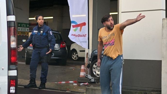 Policistka se snaží zjednat pořádek u čerpací stanice v Paříží, kde se o víkendu tvořila fronta kvůli stávce v rafinériích.
