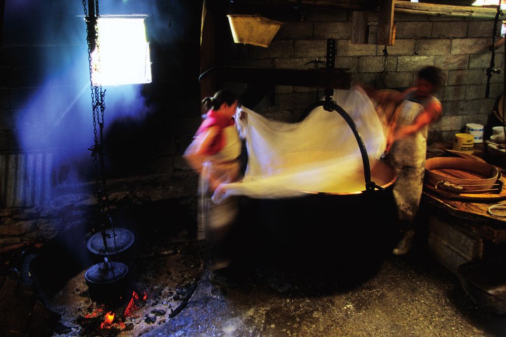 Výroba francouzského sýra beaufort: Jedna z posledních tradičních salaší vypadá jako starobylá alchymistické kuchyně