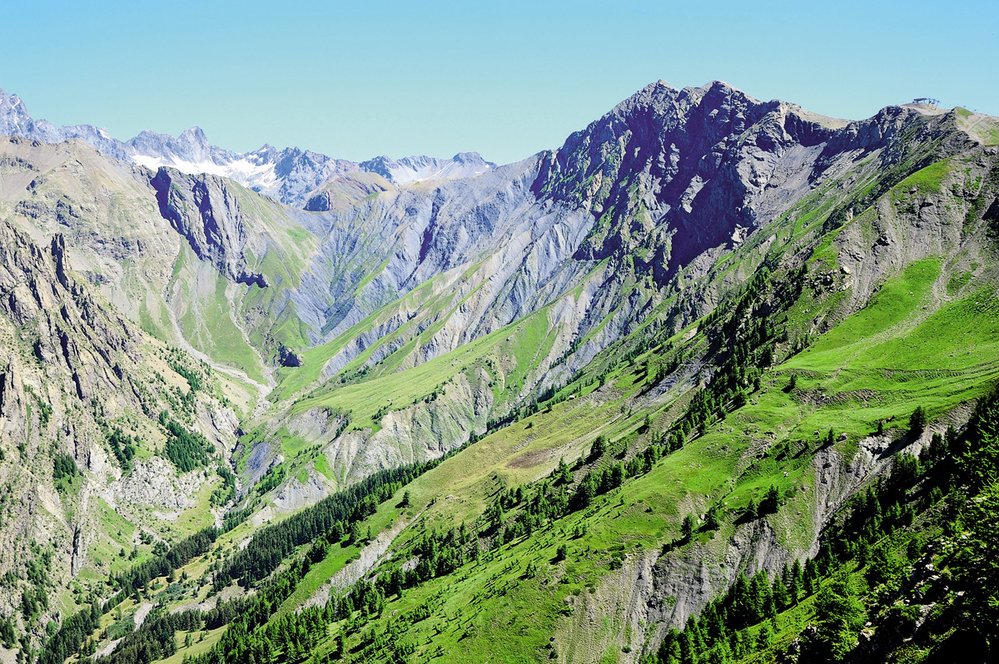 Pohled z hory Roc d‘Alibrandes do kotle pod Aiguille de Cédéra