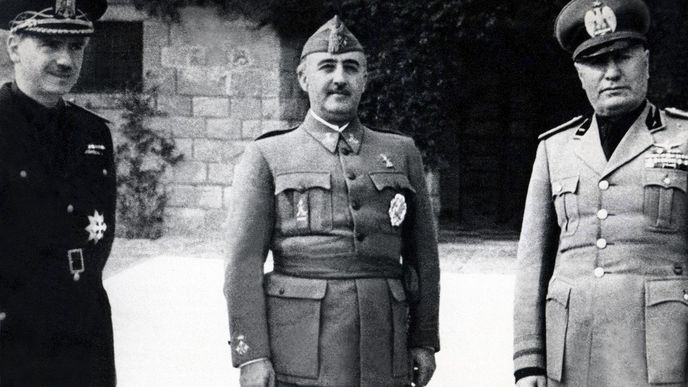 Generál Francisco Franco (uprostřed) a italský vůdce Benito Mussolini v Itálii v roce 1941.